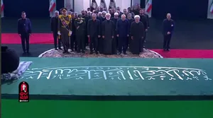 حضور سران سه قوه در مصلای تهران برای ادای احترام به پیکر رهبر شهید