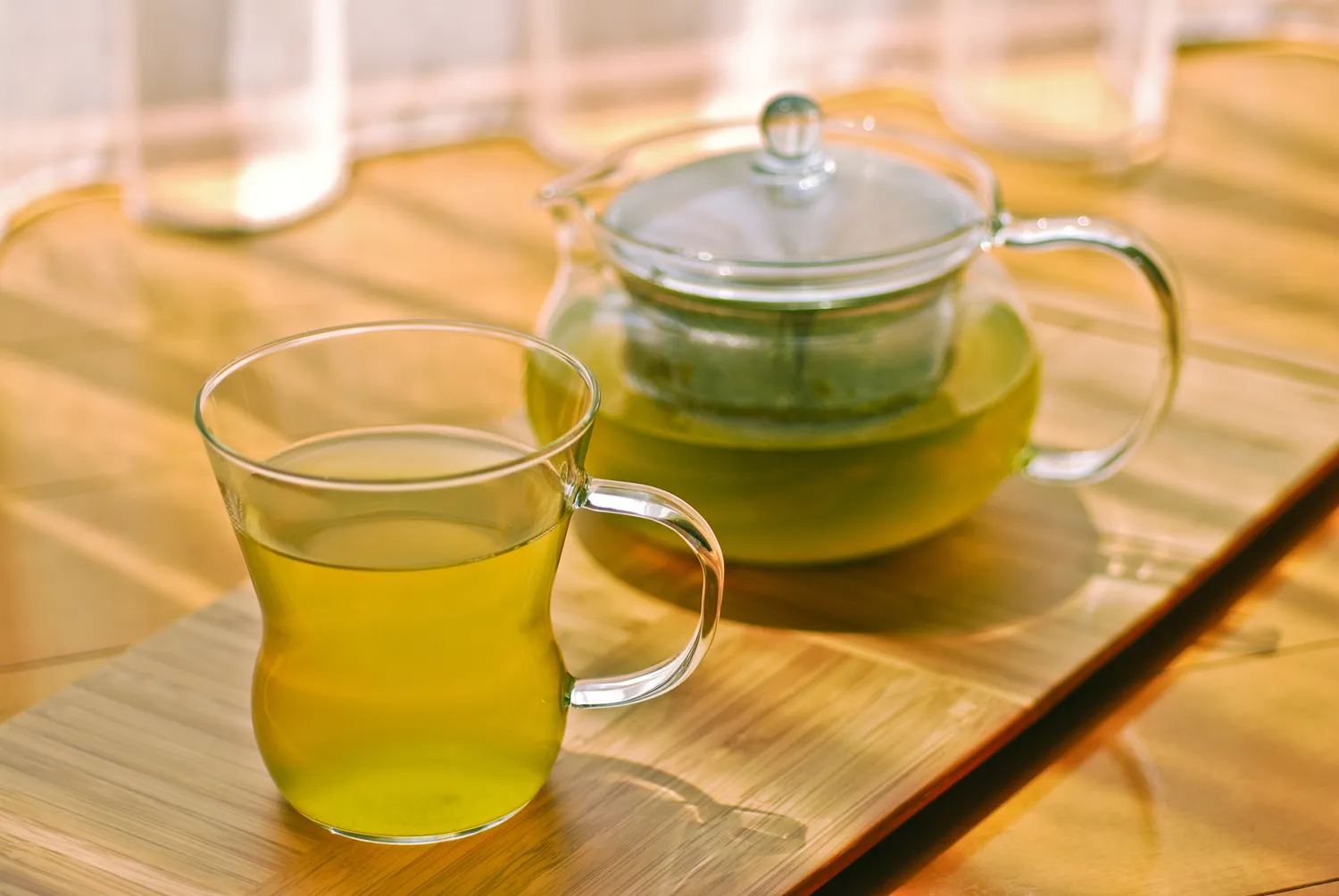 یک قوری و استکان چای سبز یک قوری و استکان چای سبز