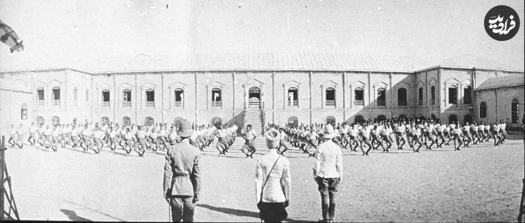 «ورزش کردن سربازان در حیاط پادگان» در دوران احمدشاه