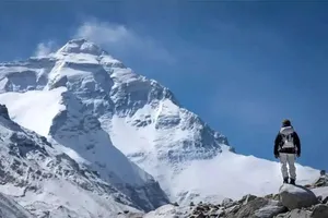 نجات کوهنورد گرفتار در صخره توسط امدادگران ایتالیایی با طناب ۷۰ متری بالگرد