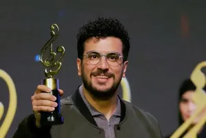 شوخی امیر حسین قیاسی با جایزه‌گرفتنش در جشن حافظ (فیلم)