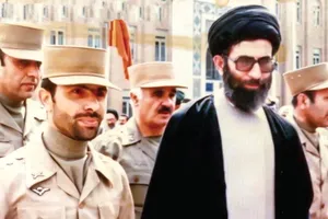 تصاویر دیده نشده از حضور رهبر شهید انقلاب در جمع فرماندهان ارتش