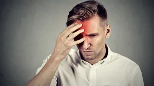 ۱۰ توصیه کاربردی برای والدینی که با میگرن مزمن زندگی می کنند
