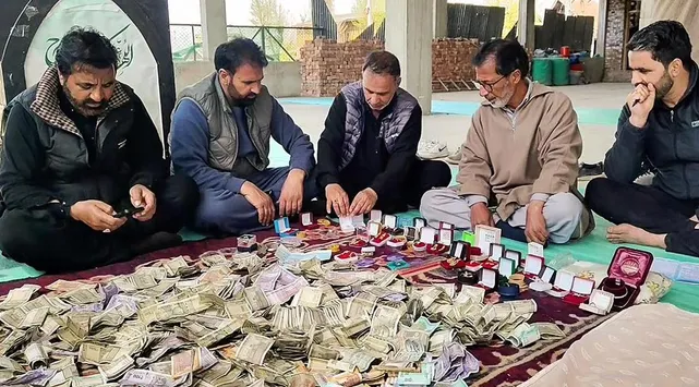 سنگ تمام کشمیری ها برای ایران؛ از اهدای طلا، ماشین و احشام تا پول نقد و قلک بچه ها