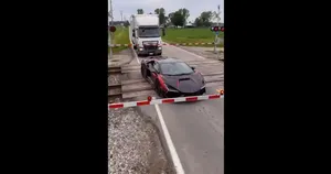 اقدام شجاعانه راننده کامیون برای نجات یک خودروی لوکس از روی ریل قطار