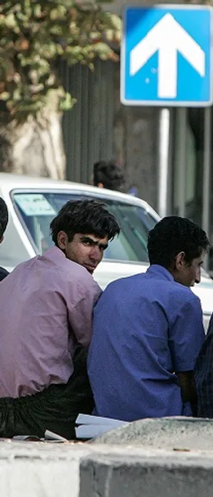خنده بر لبه‌ی تیغ؛ روایتی از تدفینِ آرزوها در دخمه‌های نوین