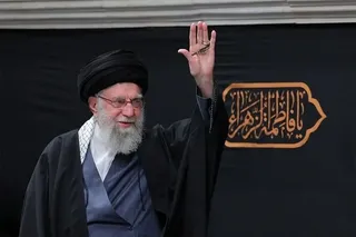 سلام نظامی مردم در خیابان کشور دوست تهران در مراسم اربعین رهبر شهید