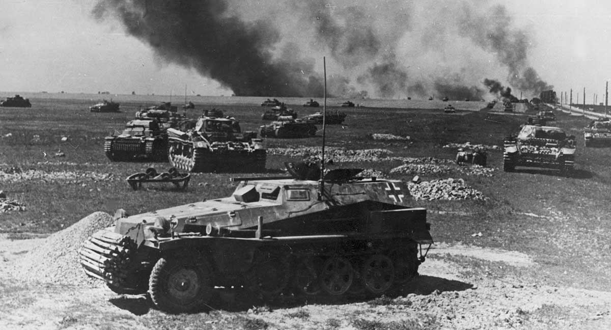 تانک&zwnj;ها و خودروهای زرهی آلمانی در نزدیکی اسلوتسکِ بلاروس، در جریان عملیات بارباروسا، سال ۱۹۴۱