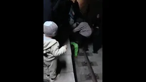 کارمند شریف متروی اصفهان خود را پله کرد تا بانوان راحت به بالای سکو بروند
