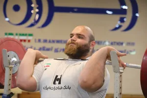 لحظه‌ای که علیرضا یوسفی وزنه ۲۶۱ کیلوگرمی را مهار کرد و رکورد جهانی را شکست