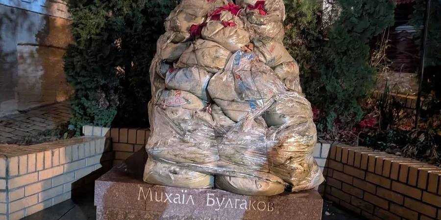 مجسمه بولگاکف در کیف در زمان جنگ مجسمه بولگاکف در کیف که با کیسههای شن پیچده شده است