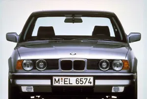 تاریخچه BMW سری ۵: از مدل ۵۳۵i تا نجات برند در دهه ۷۰ (فیلم)