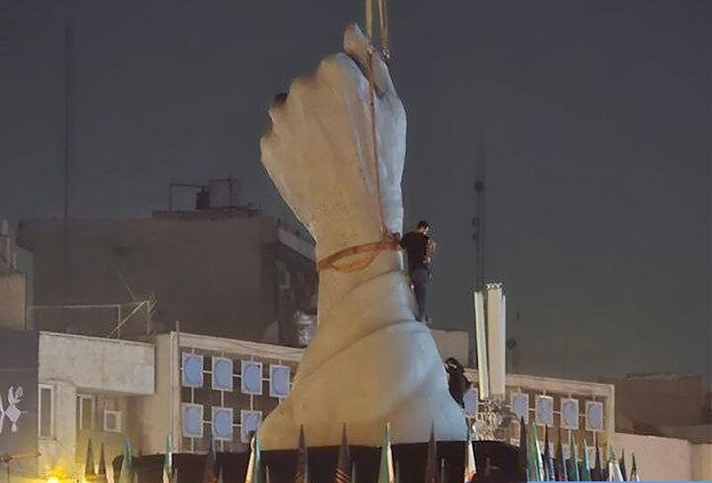 مشت گره کرده در میدان انقلاب مشت گره کرده در میدان انقلاب (+عکس)