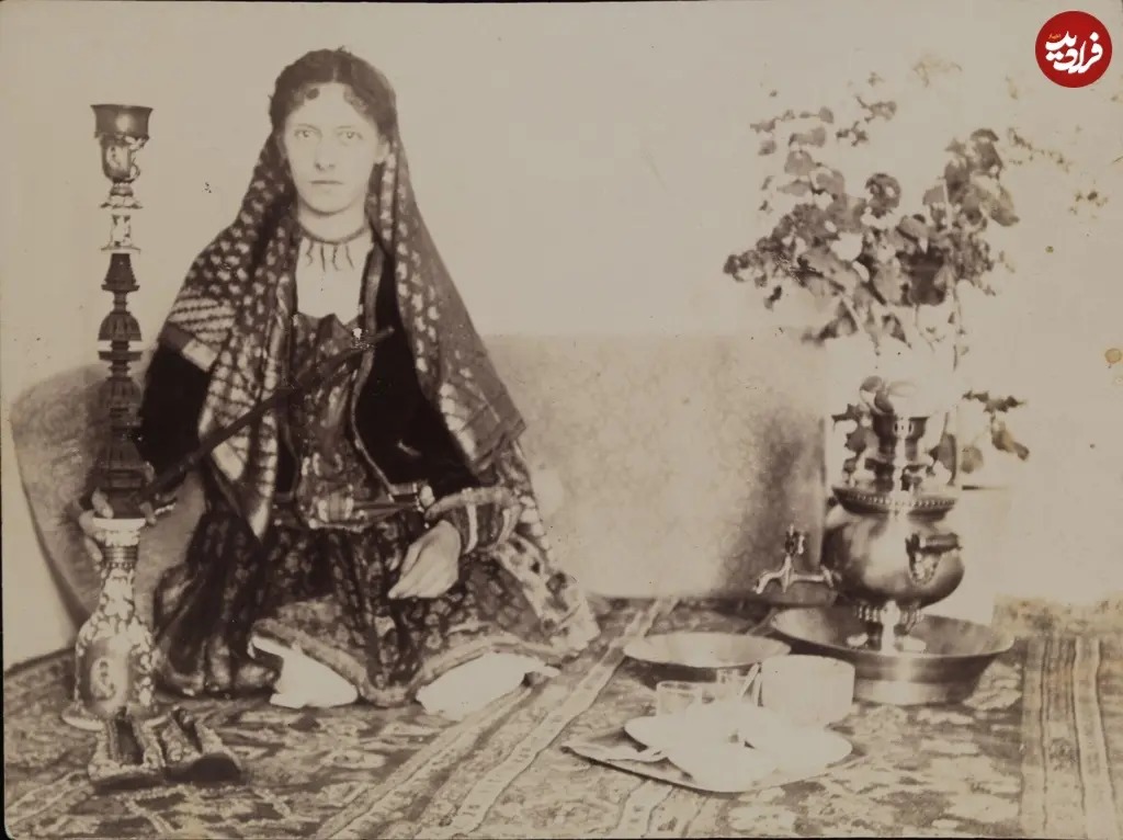 زن اروپایی با لباس زنان ایرانی در کنار قلیان و سماور؛ دوران قاجار