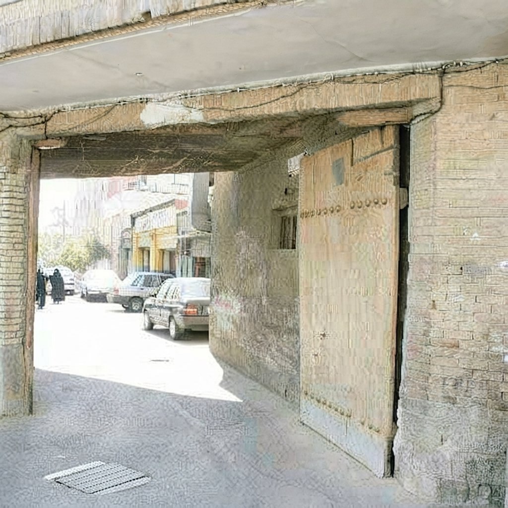 از پارک سرسبز اشرافِ قجری، تنها یک درِ چوبی باقی مانده است از پارک سرسبز اشرافِ قجری، تنها یک درِ چوبی باقی مانده است
