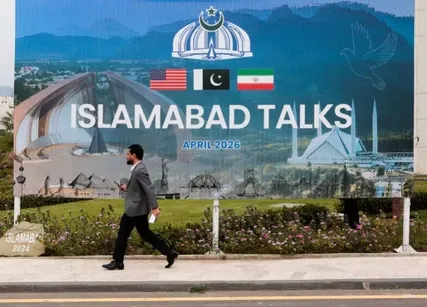 آغاز مذاکرات ایران و آمریکا در اسلام آباد/ رویترز: مذاکرات، به صورت مستقیم و با حضور مقامات پاکستانی انجام شد/ صدا و سیما: موافقت آمریکایی‌ها با آزادسازی اموال بلوکه شده ایران/ کاخ سفید دیدار ونس با هیئت ایرانی را تأیید کرد/ کاخ سفید: مذاکرات ادامه دارد