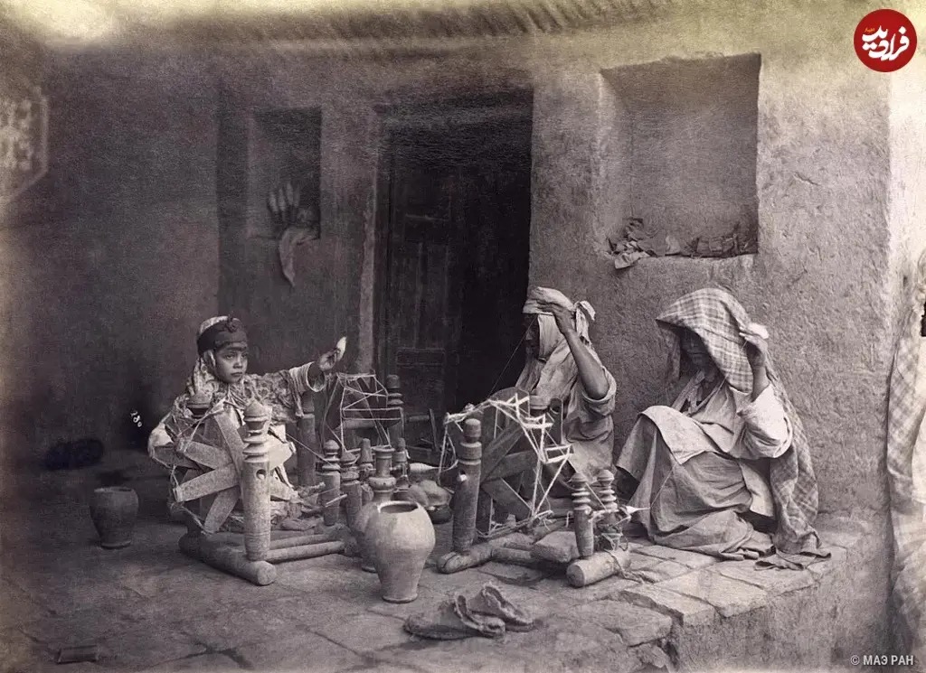 دختر خردسال و زنان بزرگسال در حال نخ&zwnj;ریسی در دوران قاجار