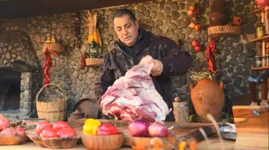 غذای روستایی در آذربایجان؛ کباب ران گوساله با عسل و نمک در تنور