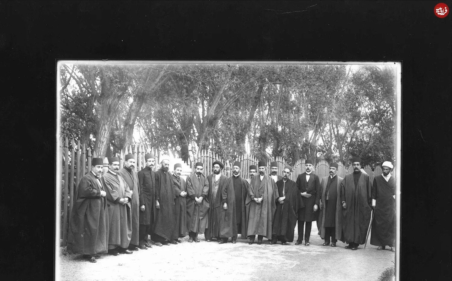 «حسن مستوفی الممالک»، نخست وزیر دوره قاجار در کنار عده ای از رجال