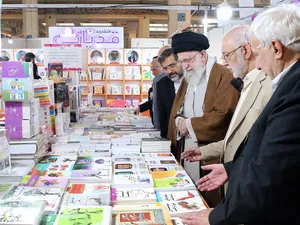 فیلم آخرین حضور رهبر شهید در نمایشگاه کتاب