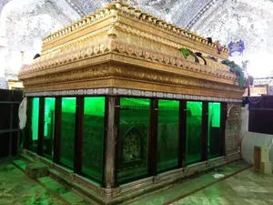 رونمایی از تاج طلایی جدید ضریح حرم امیرالمومنین (ع)