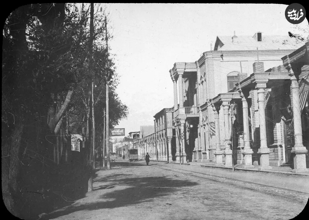 منظرۀ یکی از خیابانهای تهران در اواخر دوران قاجار منظرۀ یکی از خیابانهای تهران در اواخر دوران قاجار