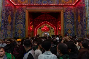 حال و هوای ضریح مطهر امام حسین در روز اربعین