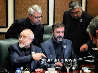 تصویری از هیأت ایرانی در حال کار بر روی متون حقوقی