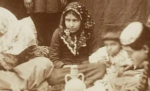 دختران جوان عهد قاجار سر سفرۀ ناهار(عکس)
