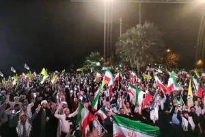 تصاویری از حضور مردم تهران در میدان معلم