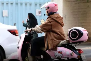 سکانس «موتورسواری بهاره افشاری» و مطالبه پرحاشیه صدور گواهینامه موتورسیکلت برای بانوان