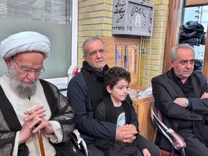 رئیس‌جمهور در جمع عزاداران عاشورایی تبریز به سوگواری پرداخت