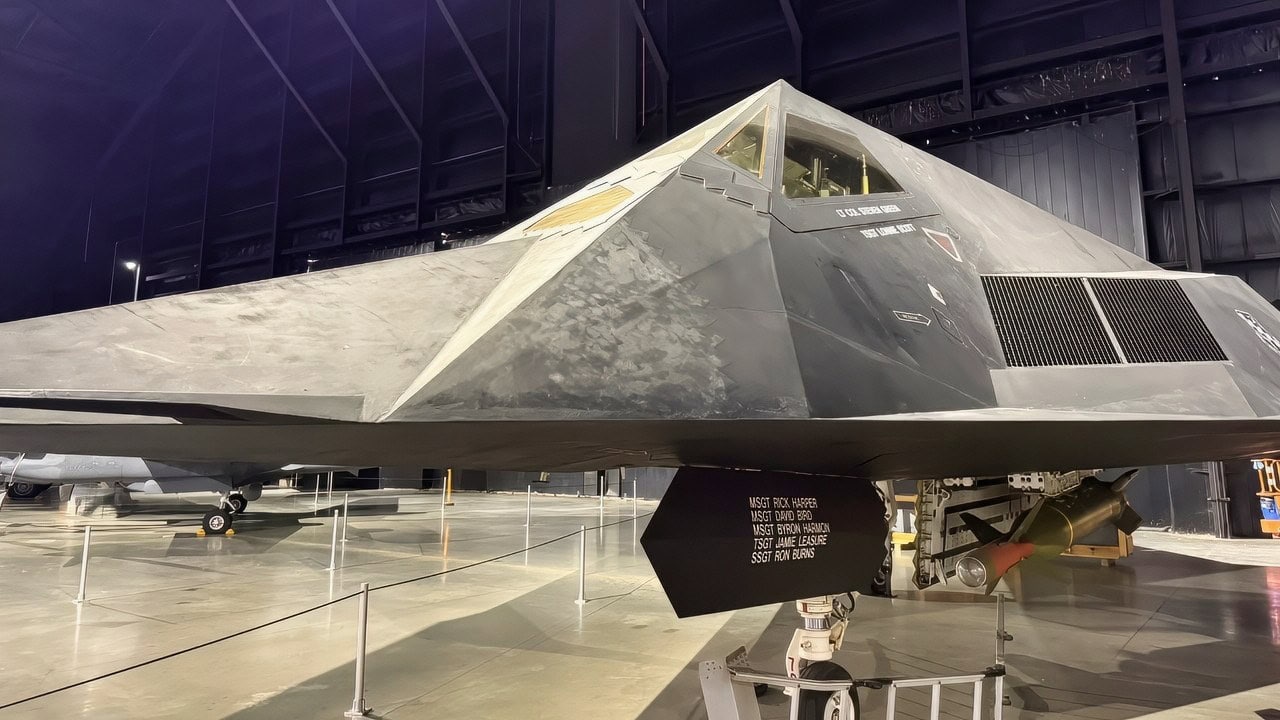 جنگنده پنهانکار F-117 روی ناو هواپیمابر؛ پروژه‌ای که به تولد F-35C منجر شد