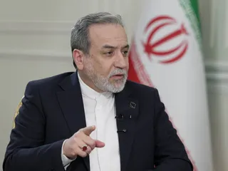عراقچی: ایران آماده کمک به عبور کشتی‌های ژاپن از تنگه هرمز است