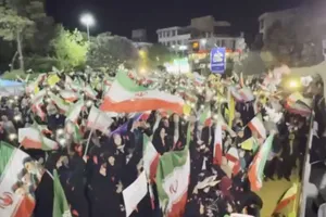 گلباران شدن معلمان ایرانی در میدان نبوت به مناسبت روز معلم