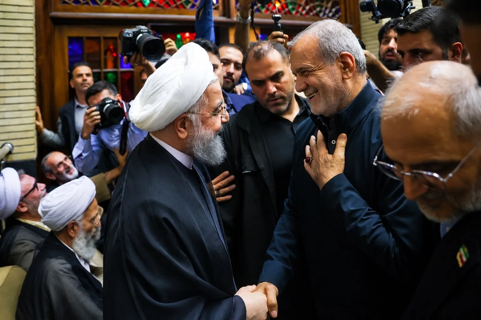 دیدار پزشکیان با روحانی در مراسم ختم &laquo;احمد ناطق نوری&raquo;
