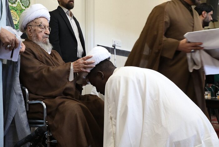 مراسم عمامهگذاری طلاب در قم با حضور آیت الله مکارم شیرازی مراسم عمامهگذاری طلاب در قم با حضور آیت الله مکارم شیرازی