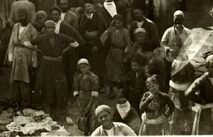 تصویری از مردم قزوین در حال خرید و فروش و زیارت در دوران ناصرالدین شاه