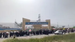 تشکیل زنجیره انسانی مقابل نیروگاه سیکل ترکیبی کازرون