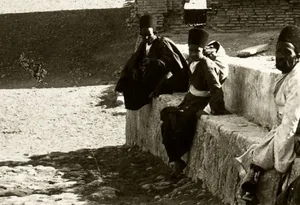 منظرۀ یکی از خیابان‌های حومۀ شیراز در دوران قاجار