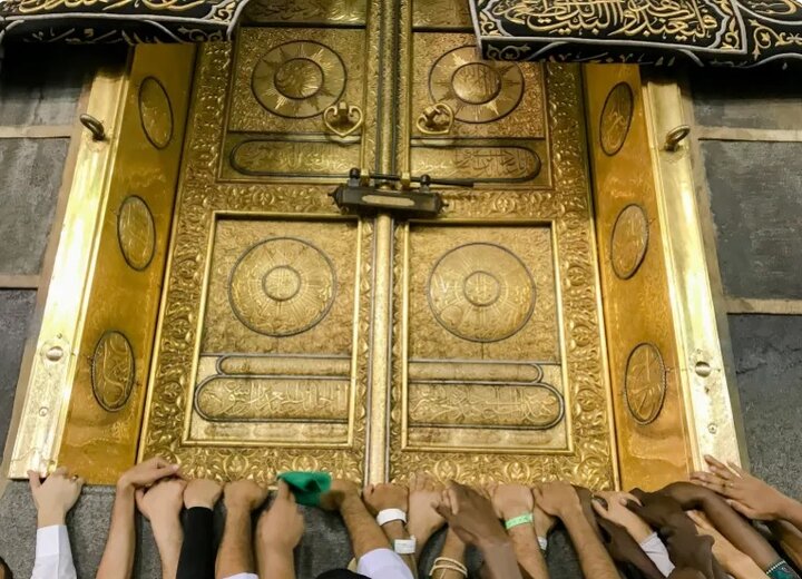 بنای کعبه دارای دری از جنس طلا در ضلع شمال شرقی خود است که بیش از دو متر از سطح زمین ارتفاع دارد. این در که از ۲۸۰ کیلوگرم طلای خالص ساخته شده است، ۳/۱ متر ارتفاع و ۱/۹ متر عرض دارد و معمولا سالی دو بار برای شستوشوی تشریفاتی درون کعبه باز میشود. بنای کعبه دارای دری از جنس طلا در ضلع شمال شرقی خود است که بیش از دو متر از سطح زمین ارتفاع دارد. این در که از ۲۸۰ کیلوگرم طلای خالص ساخته شده است، ۳/۱ متر ارتفاع و ۱/۹ متر عرض دارد و معمولا سالی دو بار برای شستوشوی تشریفاتی درون کعبه باز میشود.