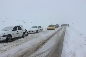 برف و باران در جاده های ۱۶ استان/ ۱۸ محور مسدود است