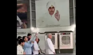 بازدید مقام هندی از معبد با کولر سیار!
