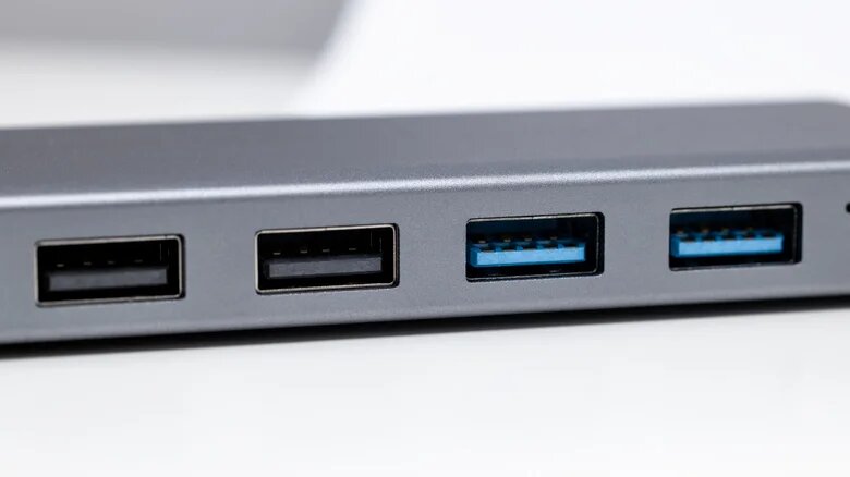 علامت D کنار پورت USB