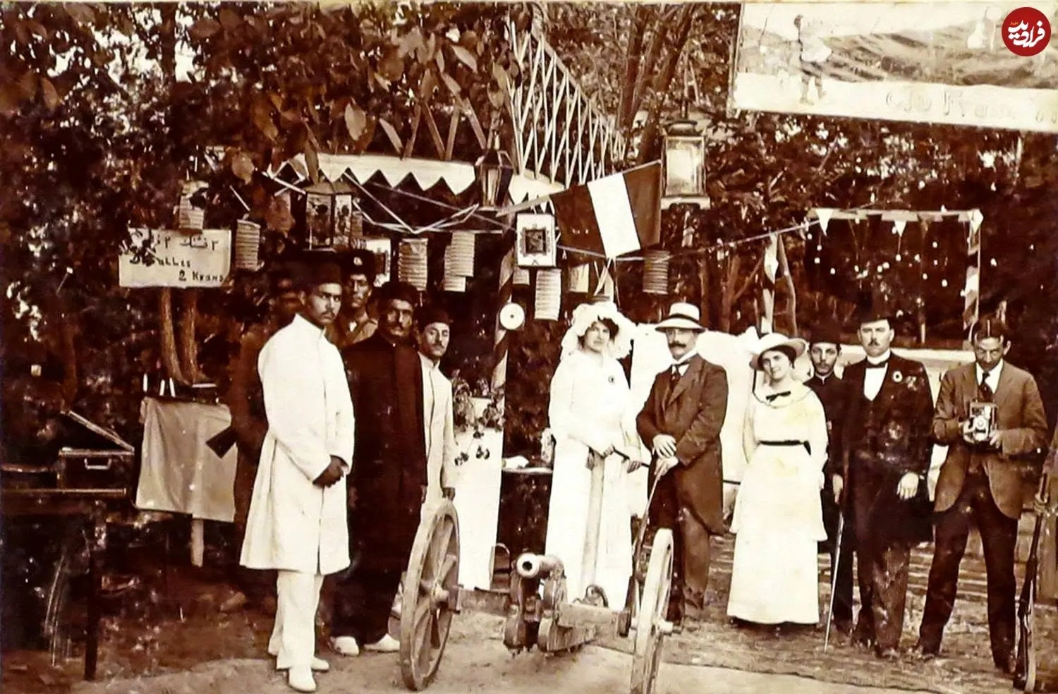 «گاردن پارتی در باغ سفارت بلژیک در تهران»؛ حوالی سال ۱۲۹۰ «گاردن پارتی در باغ سفارت بلژیک در تهران»؛ حوالی سال ۱۲۹۰