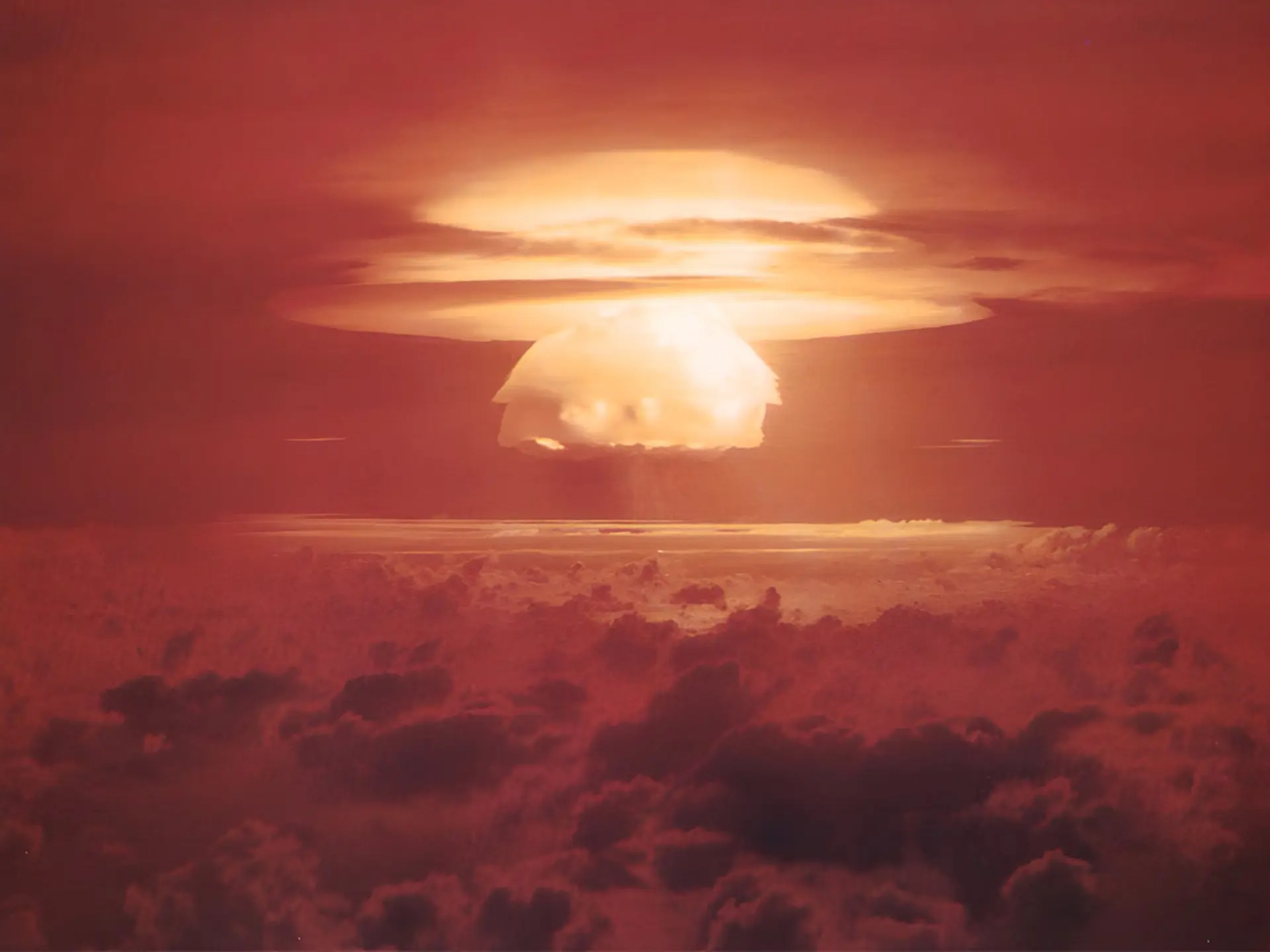 انفجار آزمایشی Castle Bravo در آب‌سنگ حلقوی بیکینی، اول مارس ۱۹۵۴؛ بارش رادیواکتیو این آزمایش نگرانی درباره ورود استرانسیوم-۹۰ به زنجیره غذایی را تشدید کرد