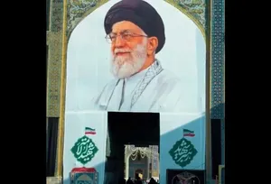 نصب تصویر رهبر شهید انقلاب در ورودی صحن انقلاب حرم امام رضا