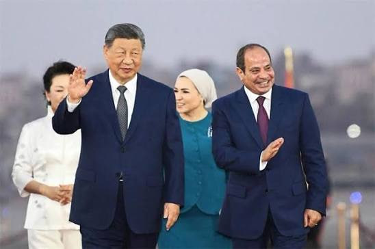 رئیس جمهوری مصر و همسرش هنگام استقبال از همتایان چینی در فرودگاه قاهره رئیس جمهوری مصر و همسرش هنگام استقبال از همتایان چینی در فرودگاه قاهره