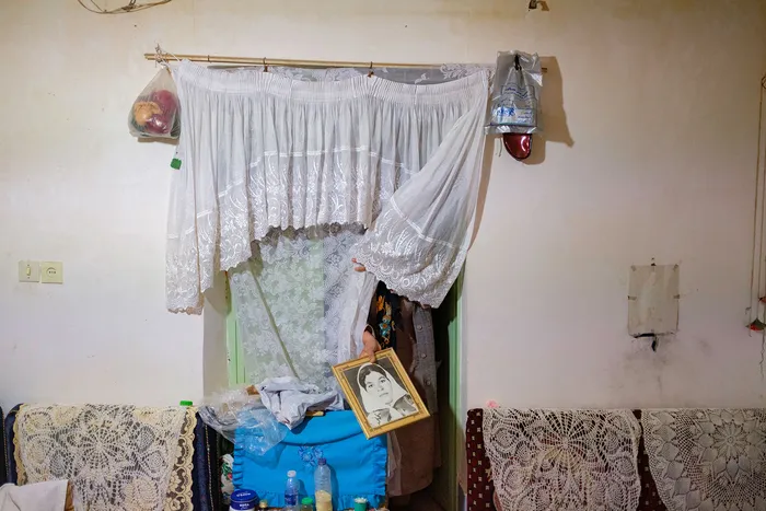 هاجر حسینی ساکن روستای بجد از توابع شهرستان سربیشه ، ۱۵ سال پیش از همسرش جدا شده است و تنها زندگی می ‌کند. او برای گذران زندگی دست‌ساخته‌هایش را می فروشد.