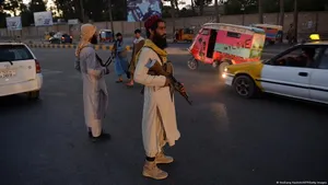 ضرب و شتم جوان افغانستانی به دست گروه طالبان